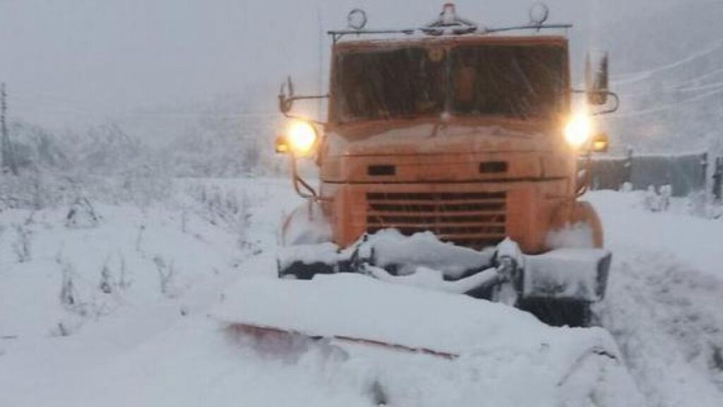 Ночью 158 единиц техники чистили снег на дорогах Львовщины