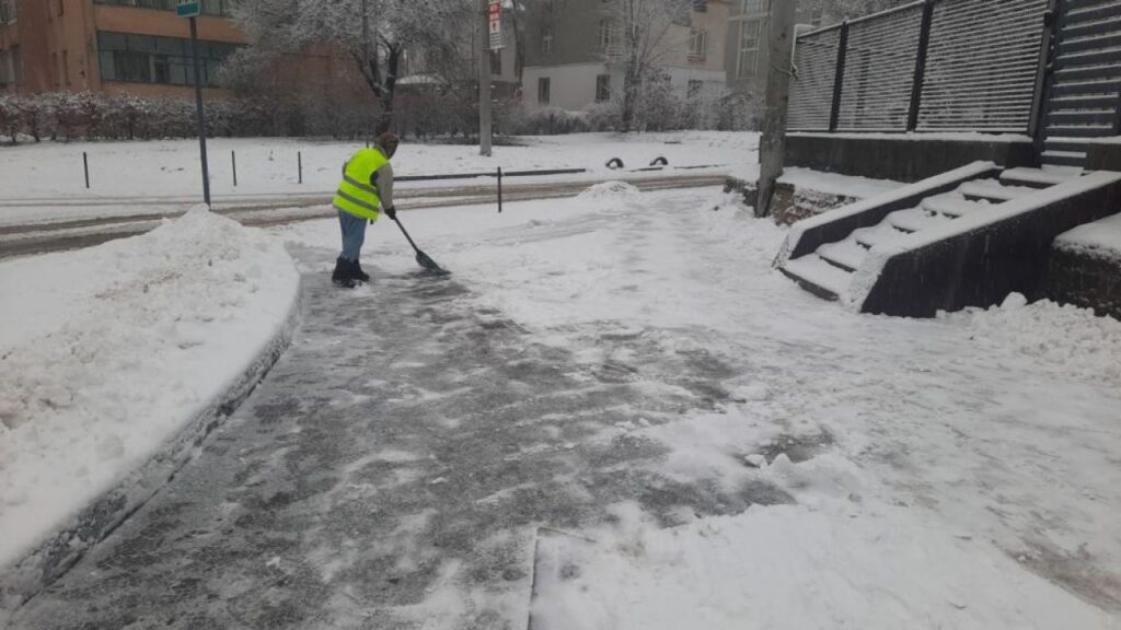 Снегоуборочная техника во Львове будет работать в воскресенье