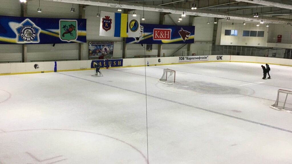 С Ледовой арены в Новояворовске госпитализированы 4 ребенка