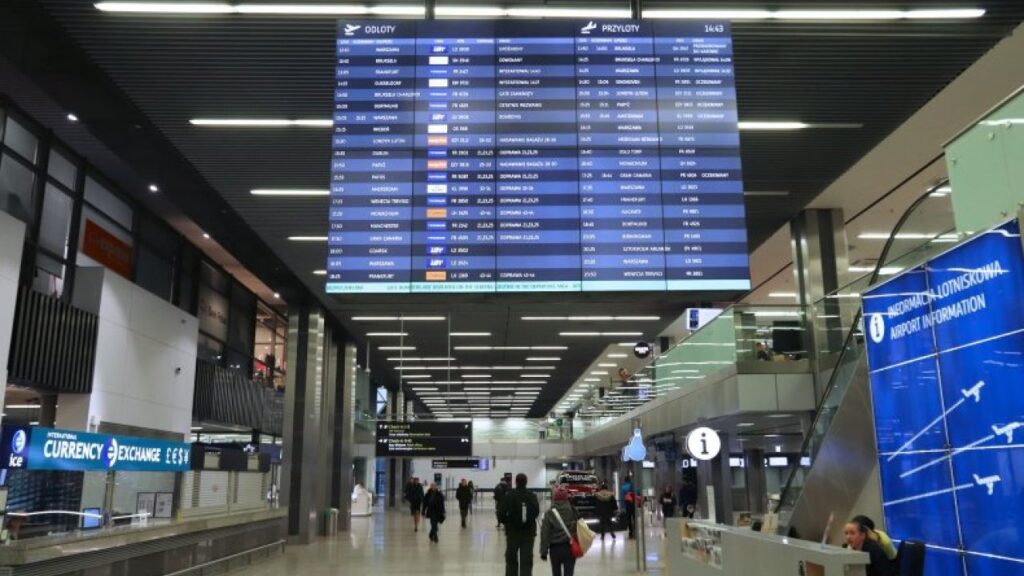 Польша обязывает всех авиапассажиров иметь тесты: даже вакцинированных