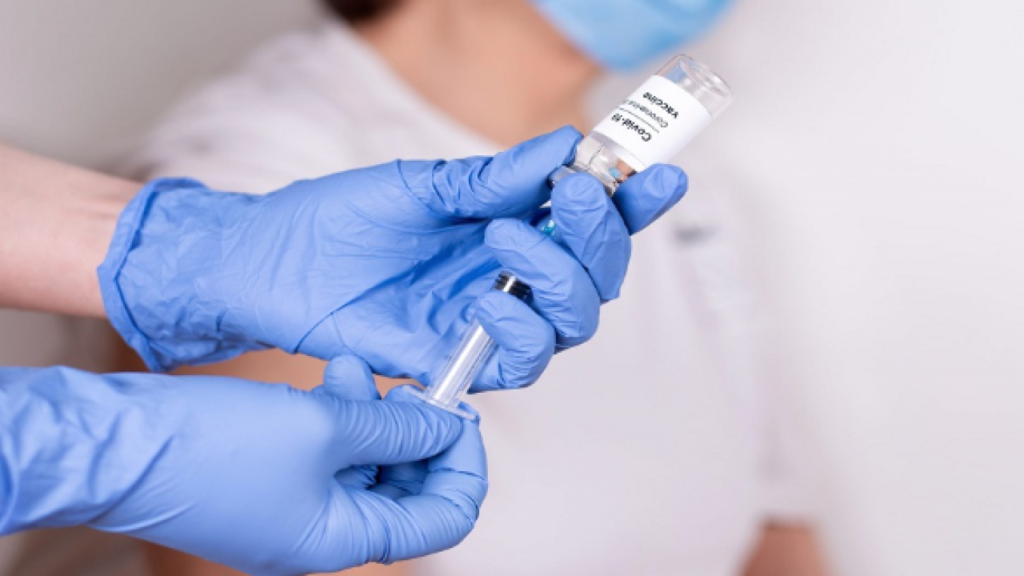 В Польше 118 тысяч человек укололи опасную вакцину, еще почти