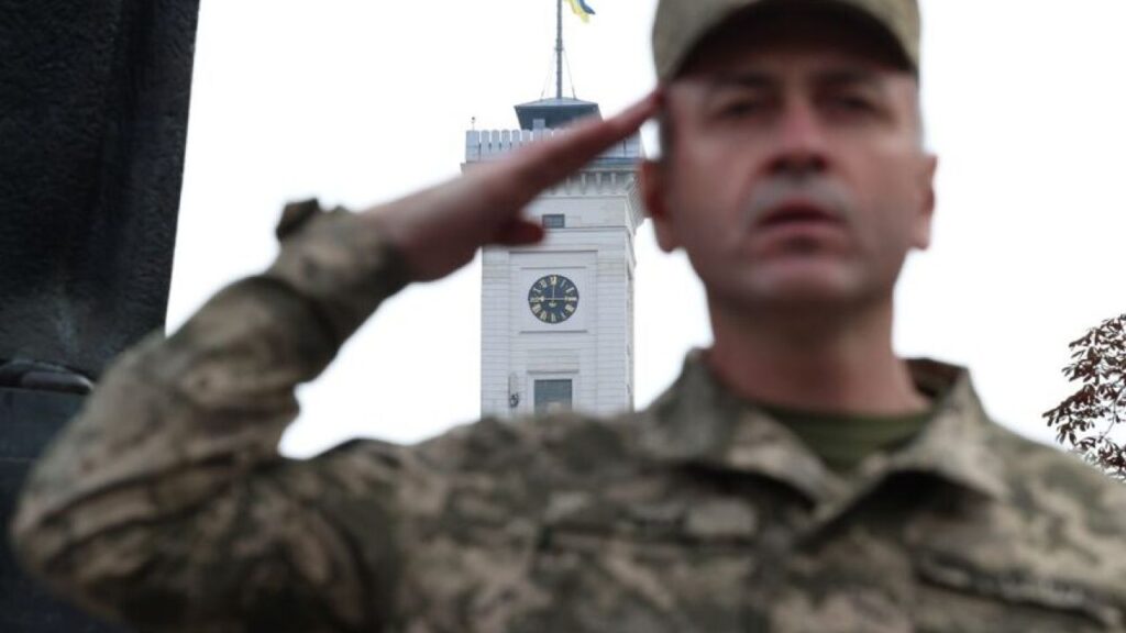 День защитников и защитниц Украины Львов остановился в минуте молчания.