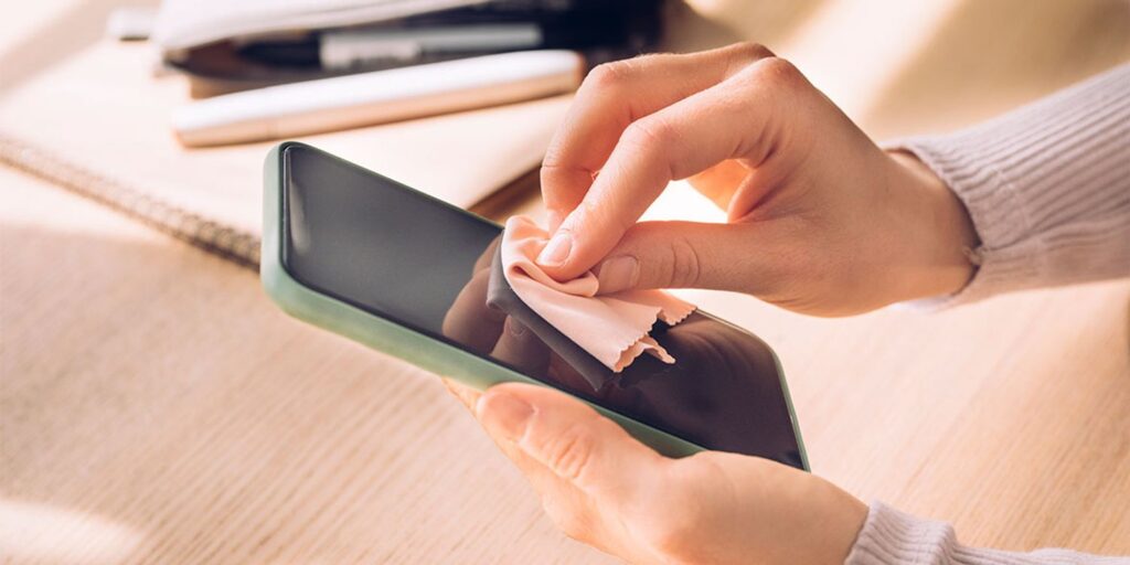 Чи шкідливо протирати екран смартфона спиртовими серветками