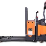 Безопасность и эффективность: как электротележки меняют работу персонала