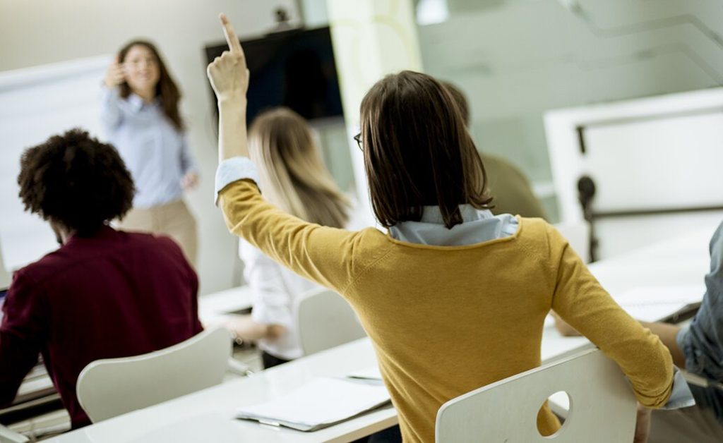 Екстернат і дистанційне навчання у 2025–2026: як українським школярам не втратити атестат і нерви