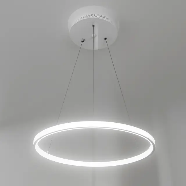 Элегантная белая люстра от PLAFON для вашей спальни